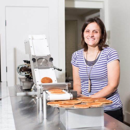 Woman stands with Stroopie machine
